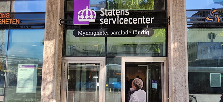 En man framför entrén till Statens servicecenter.