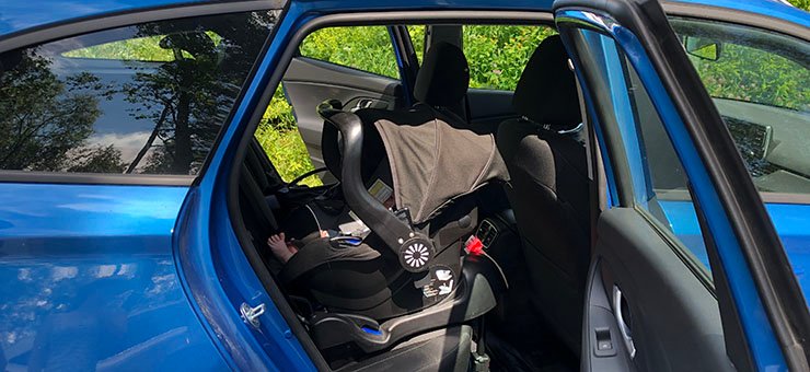 Un siège auto noir pour bébés.