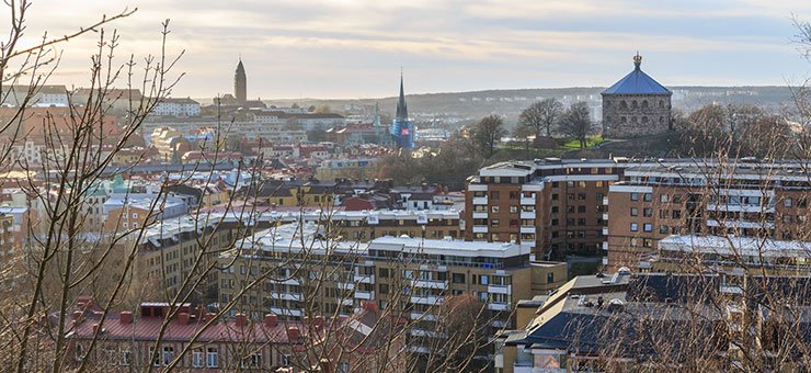 Vy över bostadsområde i Göteborg med bostadshus, höghus och kända landmärken.