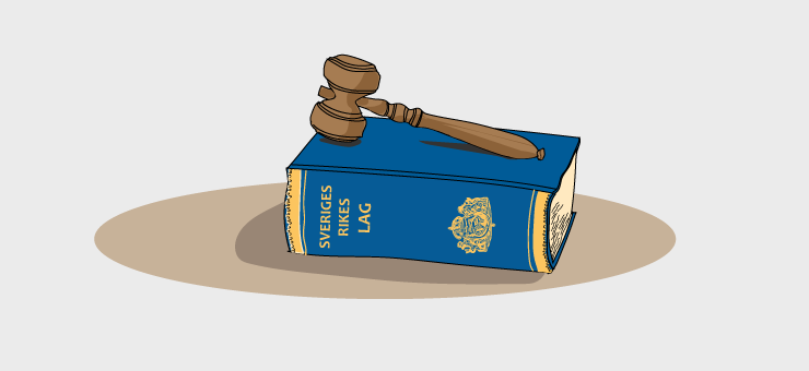 Le recueil des lois suédoises avec un marteau de président de tribunal posé dessus.